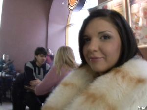 Турок снял деваху в кафе и засадил ей в жопу