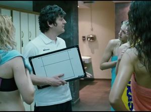 Тренер возбудился в женской раздевалке