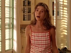 Сексуальная женщина пытается возбудить уставшего мужа