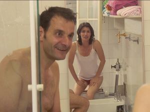 Развратная служанка подсматривает за страстным сексом