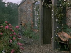 Девушка делает расслабляющий массаж своей подруге