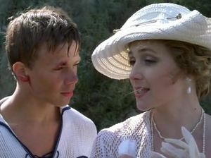 Очаровательная барышня разделась перед молодым пареньком