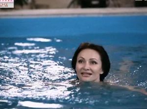 Голая деваха плавает в бассейне и соблазняет своего друга