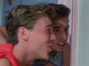 Парни подсматривают как их друг трахает игривую шлюшку