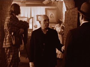 Распутные девки позируют фотографу обнаженными