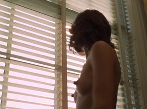 Очаровательная малышка лежит в постели со своим давним другом