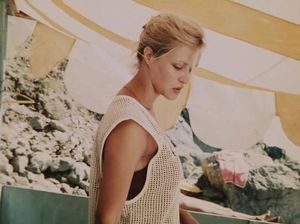 Одинокие женщины наслаждаются отдыхом на диком пляже