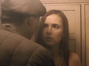 Мужик подсматривает за голыми девками в общей душевой