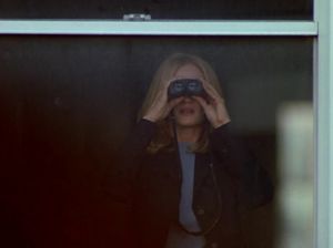 Развратная женщина подсматривает за голой соседкой