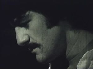 Сексуальная девка первый раз сосет своему парню член