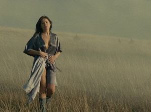 Молодая красотка прибежала на поле на свидание со своим ухажером