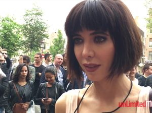 Вызывающая брюнетка предлагает прохожим потрогать ее киску