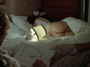 Художник рисует попку спящей жены