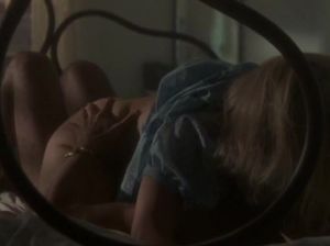 Девчонке понравилась попка спящего бойфренда