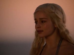 Эмили Кларк трахают по-собачьи