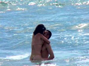 Девушка купается в море со своим любимым