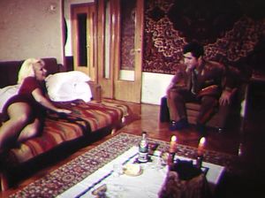 Молодой солдатик соблазняет зрелую блондинку