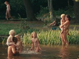 Старики ловят рыбу возле нудистского пляжа