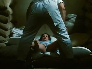 Девка обманом заставила парня трахнуть ее и лишить девственности