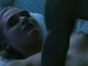 Девушка уговорила подругу заняться сексом с мужчиной в душе