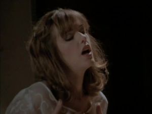 Девица помогает своей мастурбирующей подружке кончить