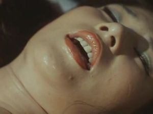 Старуха помогает сыну издеваться над девушкой