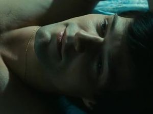 Девчонка собирается уйти домой после секса