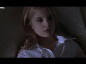 Зрелый мужчина собирается трахнуть школьницу