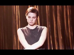 Очаровательная девица показывает мужикам стриптиз