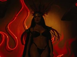 Эротичный танец с питоном от Сальмы Хайек