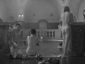 Лысый мужик бегает по женской бане