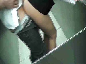 Чувственная девушка сосет член в лифте и трахается в попку