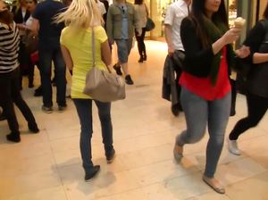 Блондинка по-быстрому отсосала бойфренду в примерочной комнате