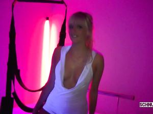 Парень смачно ебет крошку в задницу в специальной комнате для секса