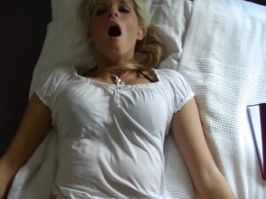 Молодой немец снимает на видео, какпрошмандовка мастурбирует резиновым членом