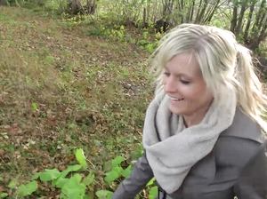 Хитрый паренек вывез телочку в лес и жестко ее выебал