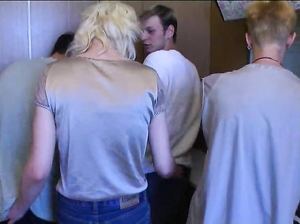 Русская зрелая мамаша отдалась на кухне сразу троим парням