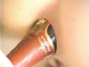 Домашнее видео: Сучка мастурбирует, пока у нее в жопе торчит бутылка