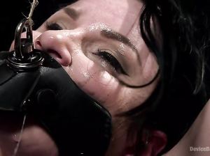 Киску брюнетки испытывают на прочность специальной машиной