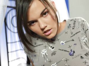 Пальчиками крошка перебирает половые губки девственной киски