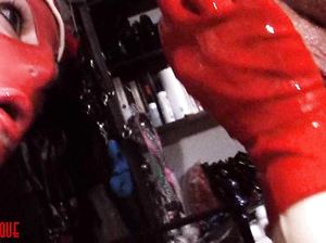 Медсестра с огромными буферами в латексе сосет хуй