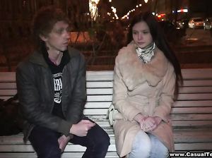 Парень приютил на ночь симпатичную девочку и выебал ее