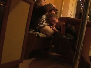 Брат снял скрытой камерой как его сестра сосет член своему парню