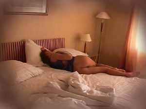 Парень подглядывает, как его кузина раздевается в спальне