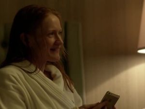 Паула Малкомсон фоткает свои голые сиськи на мобилу