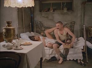 Ненасытная девка тащит мужика в постель