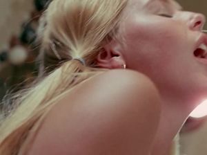 Две девочки подростка используют член мужика по назначению