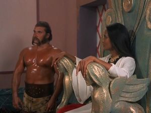 Красотка отсасывает здоровяку член во время ритуала