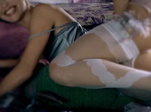 Знойные подружки развлекаются в спальне