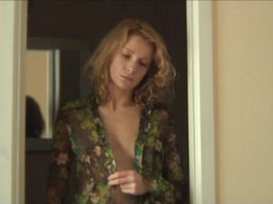 Женщина принимает душ после секса